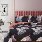 Edredón Queen estampado color negro y hojas de color blanco, rosado y gris