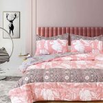 Edredón Queen estampado color rosado y gris con hojas blancas