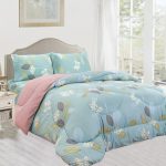 Edredón acolchado King 1200 hilos color celeste con hojas lilas y verdes
