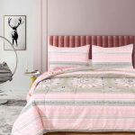 Edredón estampado color rosado, blanco y marrón claro