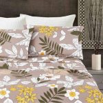 Juego de Sabanas estampadas color marrón claro  con hojas y flores blancas y amarillas
